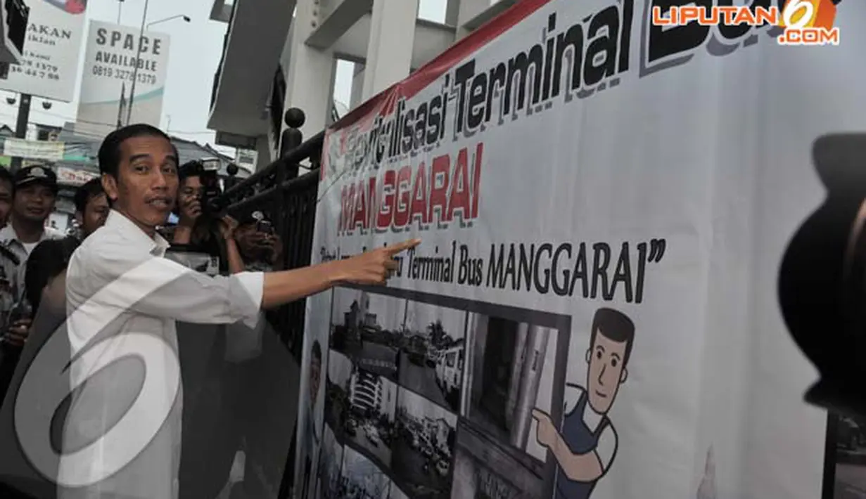 Jokowi melihat spanduk yang berisi tentang revitalisasi Terminal Manggarai, Jakarta ,Rabu (16/04/2014) (Liputan6.com/Herman Zakharia).