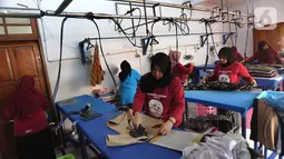 Pekerja menyetrika pakaian di Bogor Laundry, Sukasari, Bogor, Jawa Barat, Minggu (6/10/2019). Jasa laundry yang memiliki kapasitas produksi 800 Kg pakaian per hari tersebut memanfaatkan energi gas bumi Perusahaan Gas Negara (PGN) untuk kegiatan operasionalnya. (merdeka.com/Arie Basuki)