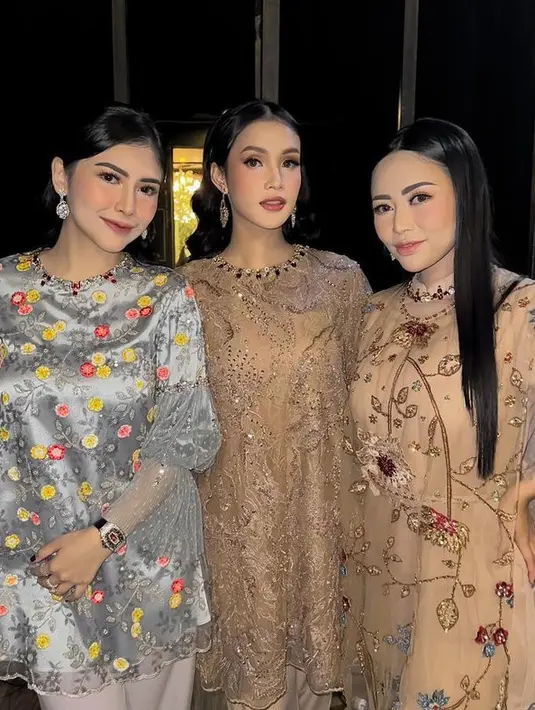 <p>Sempat mengunggah foto kebersamaan dengan influencer yang lain, bisa dilihat jika makeup mereka tampak sama. [Foto: instagram.com/rachelvennya]</p>
