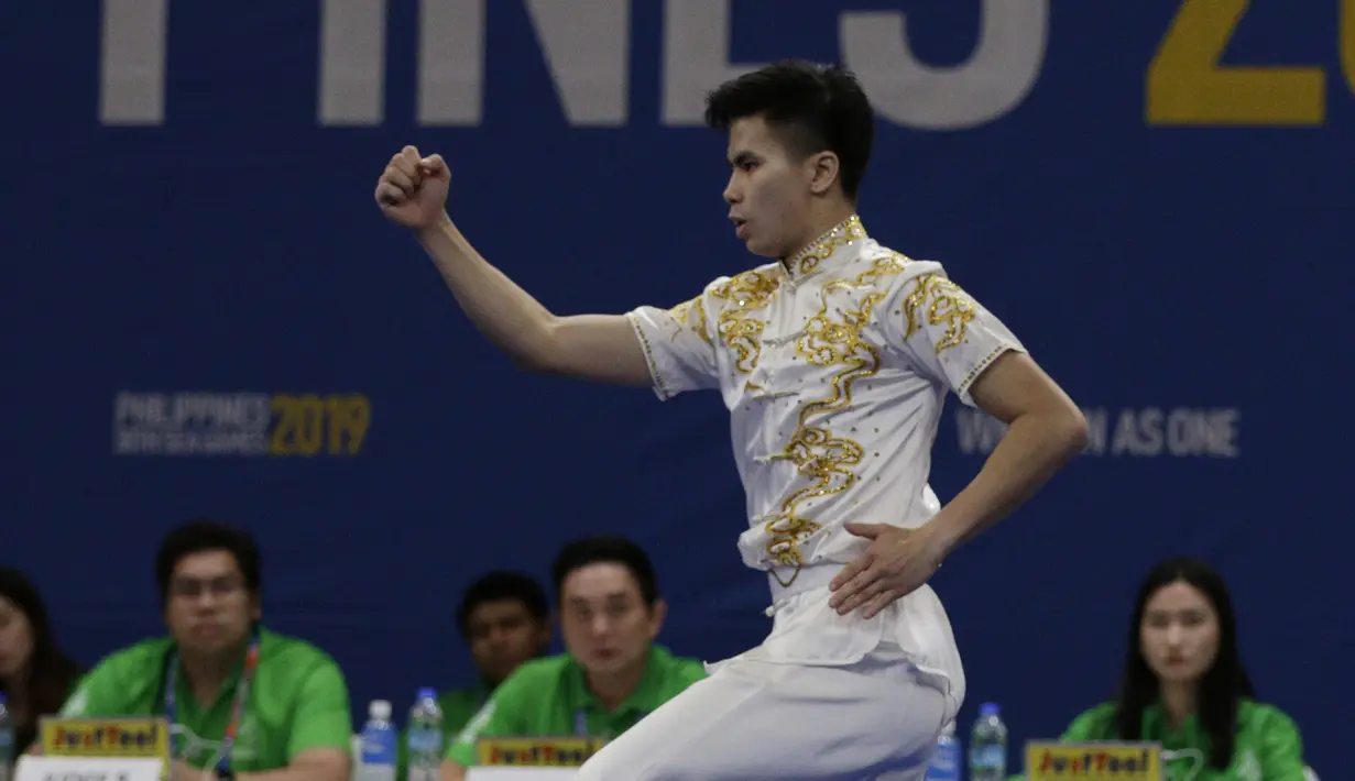 Atlet wushu Indonesia, Edgar Xavier, beraksi pada SEA Games 2019 cabang wushu nomor Taoulu Chanquan di World Trade Center, Manila, Minggu (1/12). Mendapat nilai 9,59, dirinya gagal meraih medali. (Bola.com/M Iqbal Ichsan)