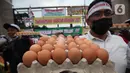 Peternak ayam membawa spanduk dan telur di berunjuk rasa di depan gedung MPR/DPR/DPD, Senayan, Jakarta, Senin (11/10/2021). Harga telur ditingkat peternak mencapai Rp 12.500 sampai Rp 13.500 per Kilogram, atau jauh dibawah HPP telur yakni berkisar di harga Rp 21.500 per  (Liputan6.com/Johan Tallo)