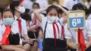 Para siswa mengikuti upacara pembukaan sekolah di sebuah sekolah menengah pertama di Hanoi, Vietnam, 5 September 2020. Hampir 23 juta siswa di Vietnam memulai tahun ajaran baru pada 5 September 2020 di tengah pandemi COVID-19. (Xinhua/VNA)