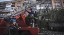 Pernyataan Volodymyr Zelensky tersebut disertai rekaman video yang memperlihatkan bangunan tempat tinggal lima lantai yang rusak, dengan salah satunya hancur sebagian. (Ukrainian Emergency Service via AP Photo)