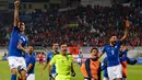 Para pemain Italia merayakan kemenangan atas Albania pada laga kualifikasi Piala Dunia 2018 di Stadion Loro Borici, Senin (9/20/2017). Italia menang 1-0 atas Albania. (AFP/Dimitar Dilkoff)