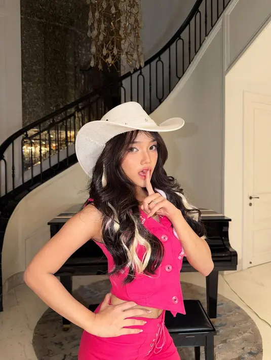 Jelang hari ulang tahunnya, Fuji Utami cosplay jadi cowgirl serba pink yang hadirkan vibes dualisme [@fuji_an]