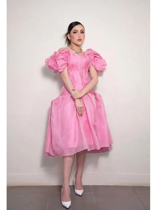 <p>10 Tampilan Seleb Pakai Baju Pink yang jadi Tren Fashion Terpanas 2022 dari Ayu Ting Ting-Lyodra</p>