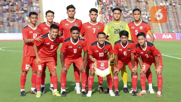 <p>Para pemain starting XI Timnas Indonesia U-22 berfoto sebelum dimulainya laga pertama SEA Games 2023 menghadapi Filipina di Olympic Stadium, Phnom Penh, Kamboja, Sabtu (29/4/2023). (Bola.com/Abdul Aziz)</p>