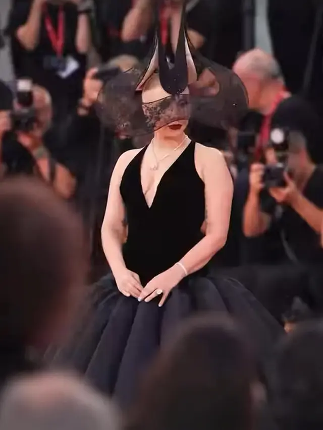 Lady Gaga Tampil Nyentrik Hadiri Venice Film Festival 2024, Pakai Headpiece Tanduk Dramatis yang Curi Perhatian