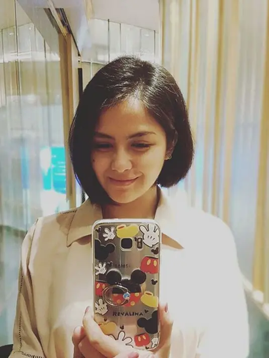 "Kurus karena menyusui. Kalau olahraga males ya, yang instan saja. Lagi dulu diet, sekarang gak sih. Waktu hamil bisa makan terus. Mama sampai kaget banget," kata Reva. (Instagram/Vatemat)