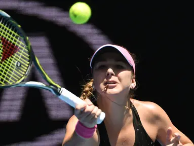 Petenis putri asal Swiss Belinda Bencic mengembalikan bola pukulan petenis asal Hungaria, Timea Babos pada turnamen Australia Terbuka di Melbourne, Australia, (20/1/2016). (AFP PHOTO / WILLIAM)