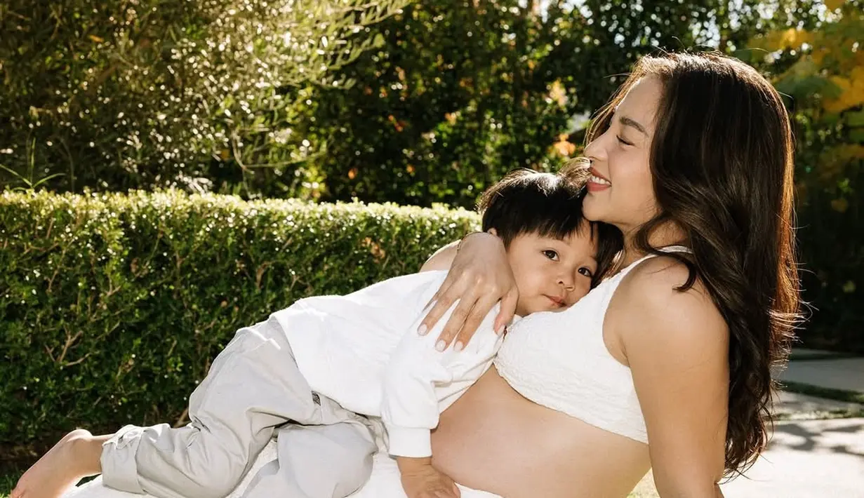 Nikita Willy bergaya penuh keibuan dengan sport bra dan celana training yang nyaman. Dengan baby bump-nya, ia tak ragu memeluk Issa yang bersandar di dadanya [@nikitawillyofficial94]