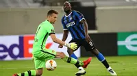 Penyerang Inter Milan, Romelu Lukaku, berusaha mencetak gol ke gawang Bayer Leverkusen pada perempat final Liga Europa 2019/2020 di Merkur Spiel-Arena, Jerman, Selasa (11/8/2020) dini hari WIB. Inter Milan menang 2-1 atas Bayer Leverkusen. (AFP/Dean Mouhtaropoulos/pool)