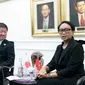 Menteri Luar Negeri Retno Marsudi (kanan) berbincang dengan Menteri Luar Negeri Jepang Motegi Toshimitsu di Gedung Kemlu, Jakarta, Jumat (10/1/2020). Kunjungan tersebut membahas kerjasama di bidang investasi termasuk pengembangan pulau terluar seperti Natuna. (Liputan6.com/Faizal Fanani)