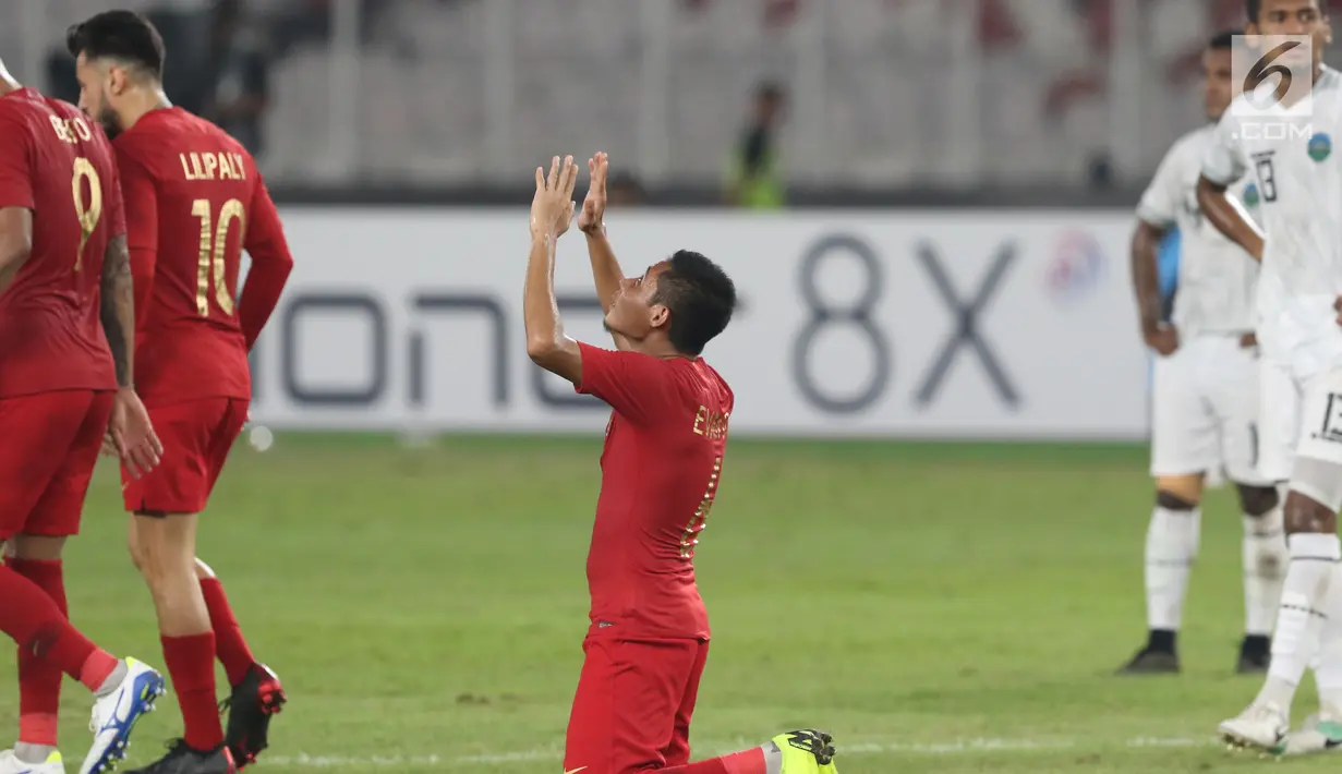 Pemain tengah Timnas Indonesia, Evan Dimas Darmono merayakan gol yang dicetak Stefano Lilipaly saat melawan Timor Leste pada penyisihan grup B Piala AFF 2018 di Stadion GBK, Jakarta, Selasa (13/11). Indonesia unggul 3-1. (Liputan6.com/Helmi Fithriansyah)