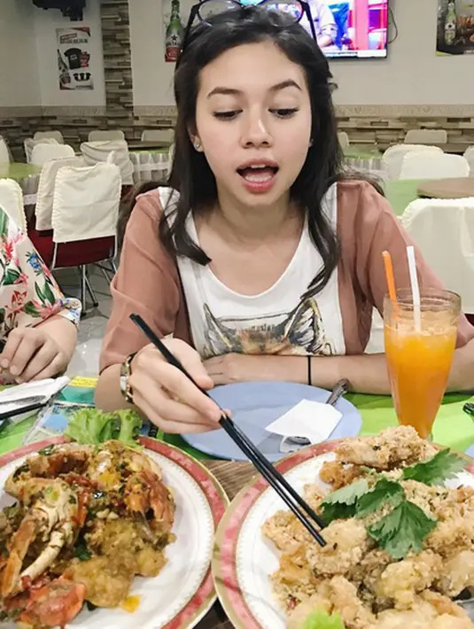 "Nah, untungnya ada social media. Terus handphone karena lebih menggampangkan komunikasi dengan orangtua dan temen sih," pungkas Yuki Kato. (Instagram/yukikt)