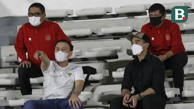 Ketua PSSI, Mochamad Iriawan dan Dirut Persis Solo, Kaesang Pangarep di LAtihan Timnas Indonesia