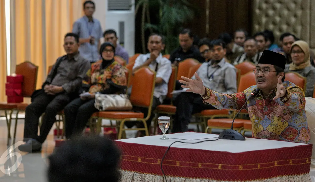 Calon pimpinan KPK Jimmly Asshiddiqie mengikuti wawancara tahap akhir di Gedung Sekretariat Negara, Jakarta, Selasa (25/8/2015). Dalam paparannya, mantan Ketua MK itu menolak koruptor dihukum mati. (Liputan6.com/Faizal Fanani)