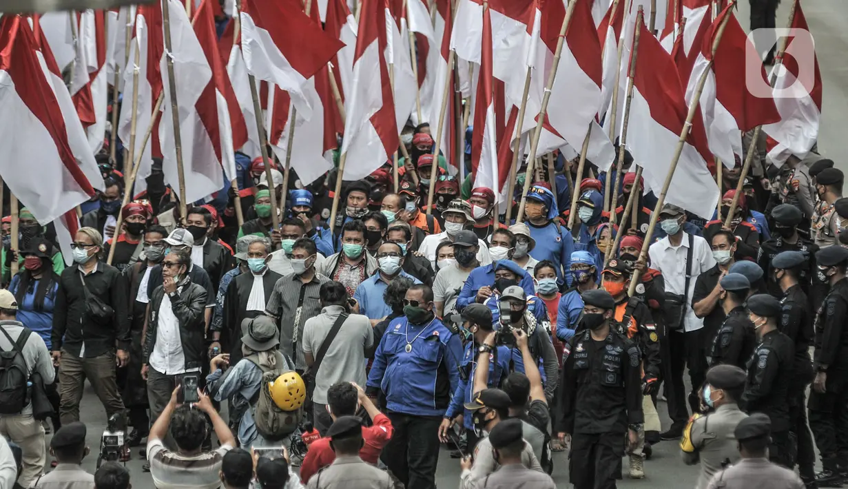 Presiden KSPI Said Iqbal didampingi masa buruh saat menuju ke Mahkamah Konstitusi untuk mengajukan gugatan pembatalan UU Cipta Kerja di kawasan Patung Kuda, Jakarta, Senin (2/11/2020). (merdeka.com/Iqbal S Nugroho)