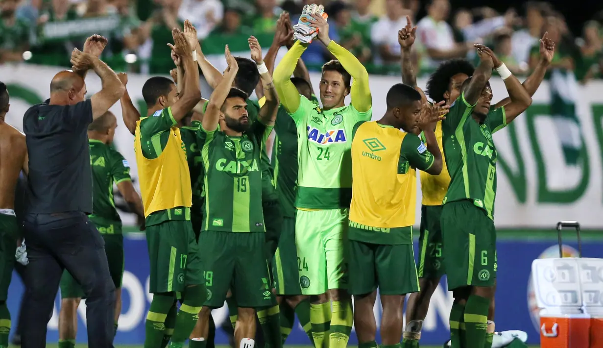 Pemain Chapecoense merayakan kemenangan usai melawan San Lorenzo di stadion Arena Conda di Chapeco, Brasil (23/11). Pesawat yang mereka tumpangi terjatuh di hutan Kolombia. (REUTERS / Paulo Whitaker)