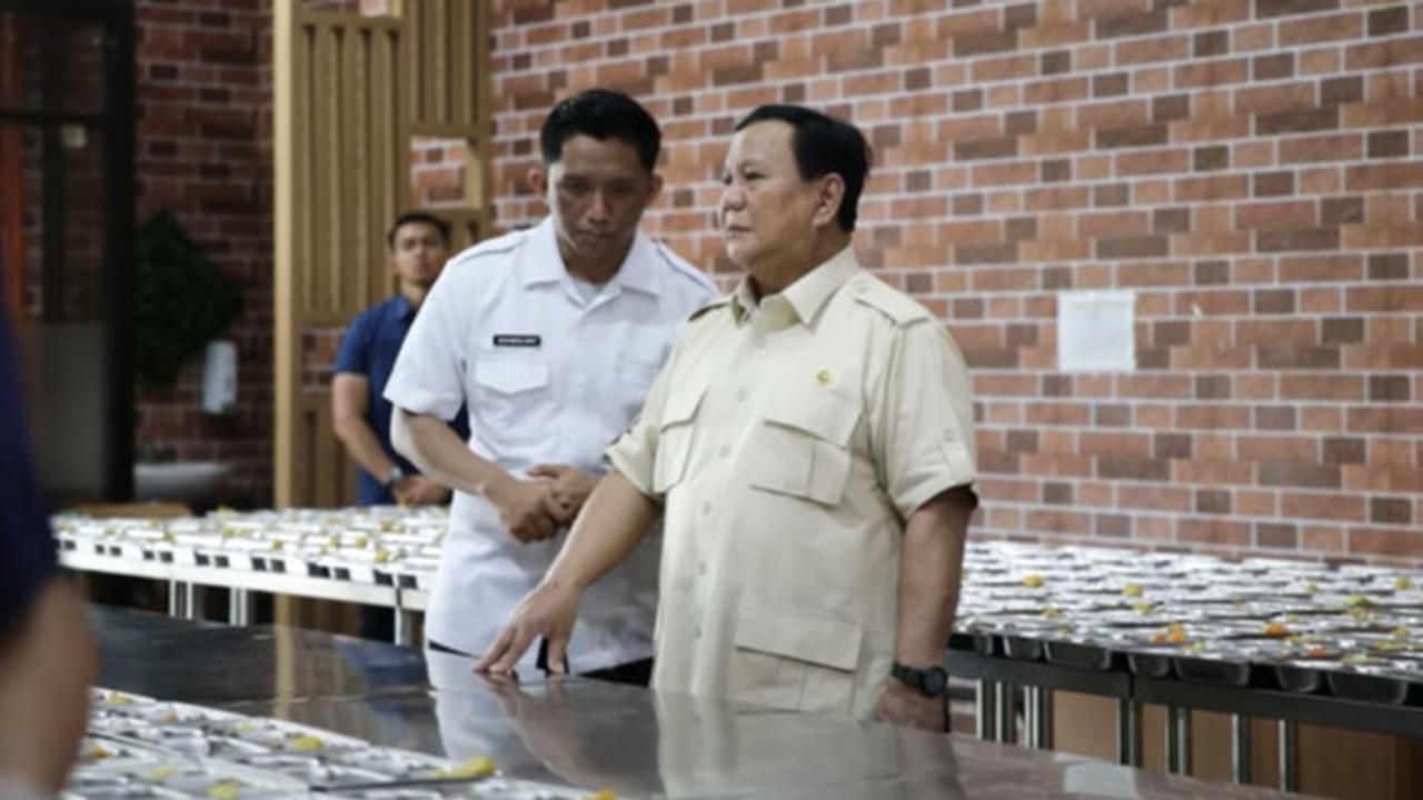 Prabowo Sidak Dapur Umum Makan Bergizi Gratis, Paspampres Gercep Tepis Tangan Pria Baju Putih