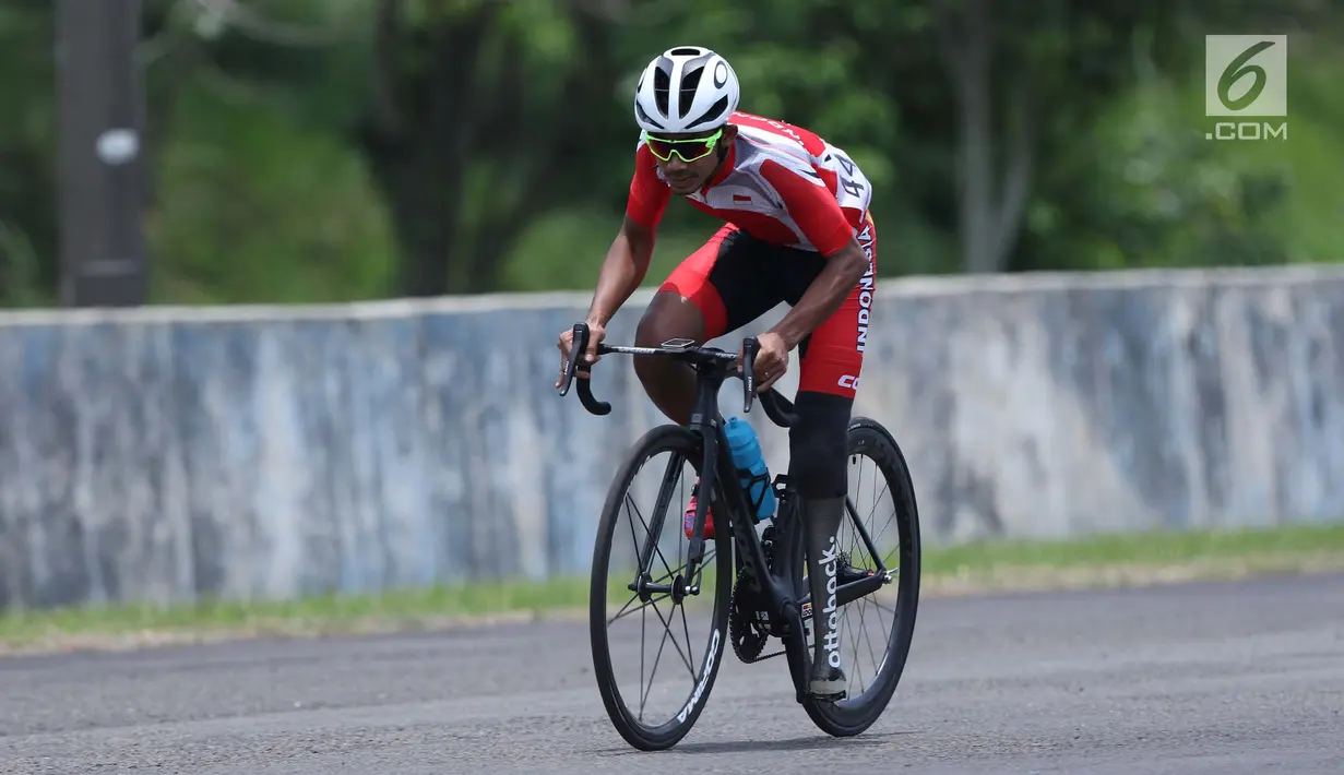 Atlet ParaCycling, M Fadli Immamuddin saat laga di nomor Mens C4 Road Race Asian Para Games 2018 di Sirkuit Sentul Bogor, Selasa (9/10). M Fadli menempati posisi keempat. (Liputan6.com/Helmi Fithriansyah)