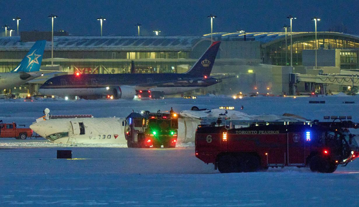 Pihak Delta Air Lines menjelaskan pesawat bertipe CRJ900 yang dioperasikan oleh anak perusahaannya, Endeavor Air, mengalami kecelakaan tunggal dengan membawa 76 penumpang dan 4 kru di dalamnya. Penerbangan tersebut mendarat sekitar pukul 03.30 waktu setempat dari Bandara Mineapolis, Amerika Serikat. (Geoff Robins/AFP)