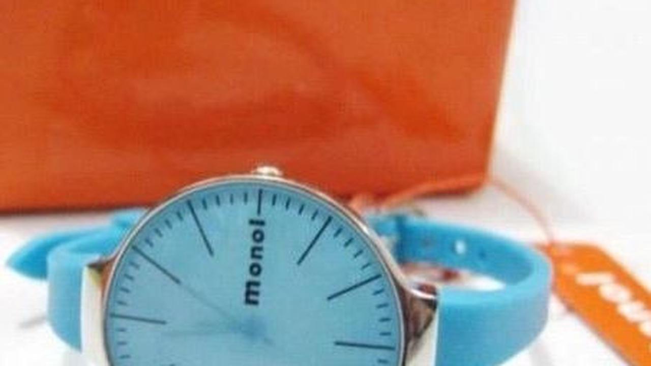 Aksesori wanita yang pernah hits di tahun 2000-an adalah jam tangan merek Monol. Jam ini memiliki strap yang kecil dan berbentuk bulat. Jam ini juga memiliki banyak warna sehingga sering dipadu padankan dengan pakaian yang sedang dipakai.