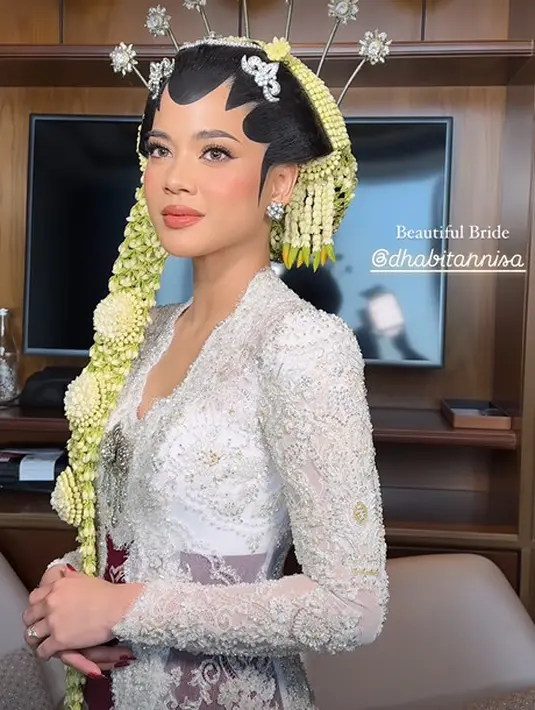 Wajah Dhabitannisa Auni tampil flawless yang soft nuansa coral hasil pulasan MUA Rhay Hatta [@rhay_david]