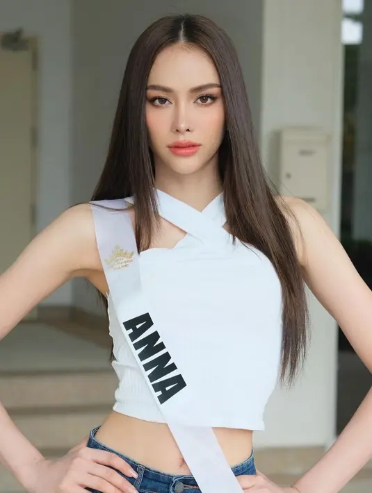 Ia mempertahankan rambut panjang yang sehat dan rapi, serta riasan mata yang intens (Foto: Instagram @annasnga_1o)