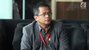 Sekretaris Jenderal DPR, Indra Iskandar menunggu panggilan penyidik KPK saat akan menjalani pemeriksaan di Jakarta, Senin (22/4). Indra Iskandar diperiksa sebagai saksi untuk tersangka Romahurmuziy terkait kasus dugaan jual beli jabatan di Kementerian Agama tahun 2018-2019. (merdeka.com/Dwi Narwoko)