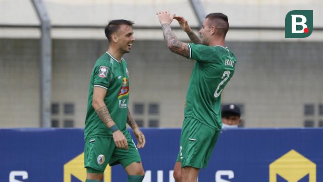 FOTO: Gol Nicolas Velez Sementara Bawa PS Sleman Ungguli Persik Kediri 1-0 - Aaron Michael Evans;  Velez Nicolas Leandro