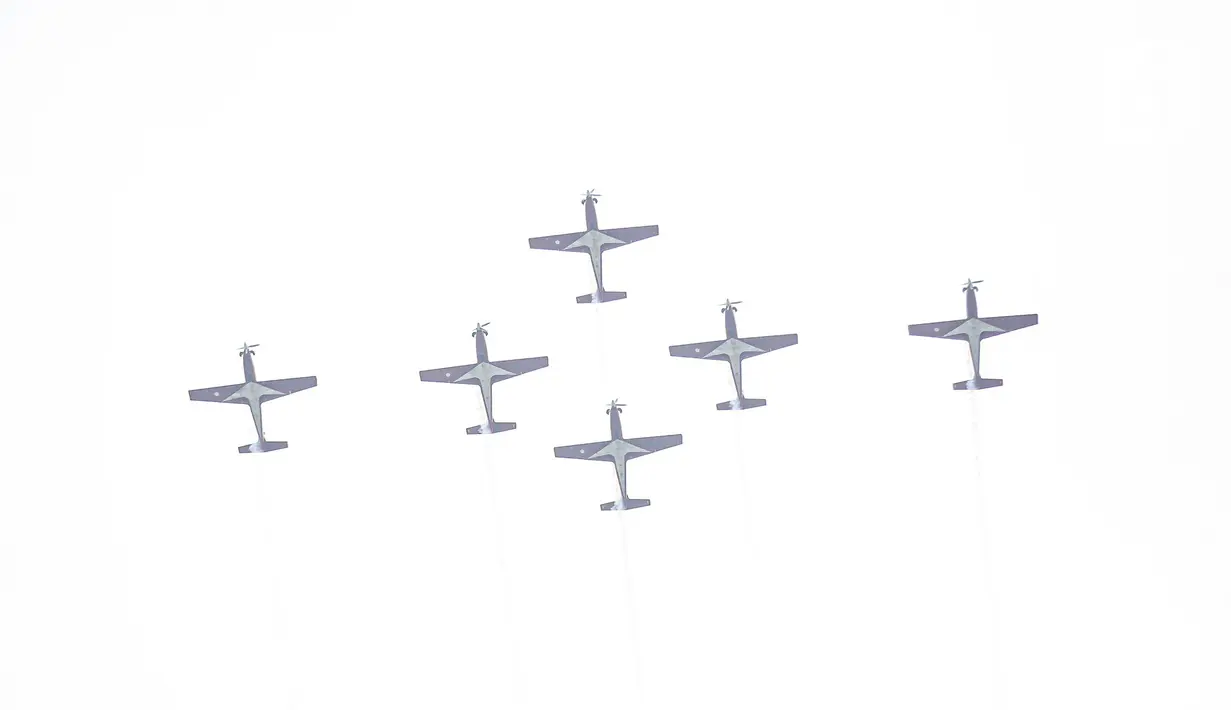 Penampilan atraksi Jupiter Aerobatic saat perayaan HUT ke-77 TNI di Jakarta, Rabu (5/10/2022). Kegiatan yang diikuti oleh seluruh kesatuan jajaran TNI ini dalam rangka menyambut HUT ke-77 TNI. (Liputan6.com/Faizal Fanani)