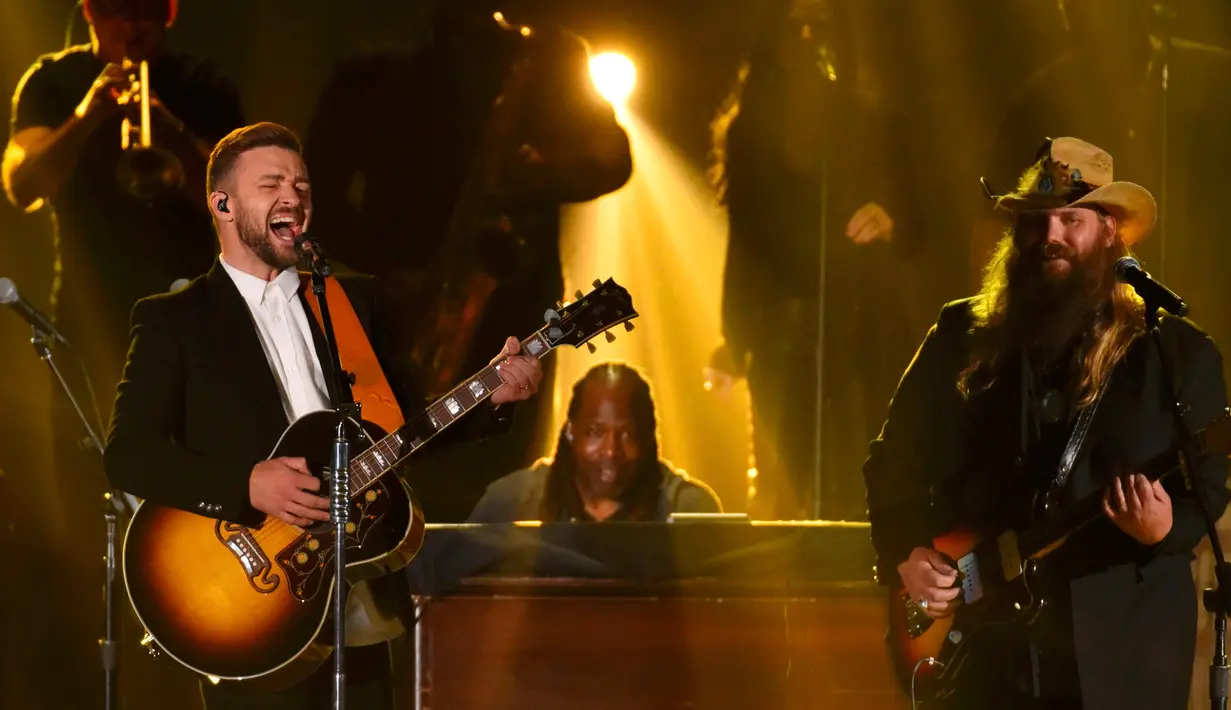 Justin Timberlake  (kiri) bersama Chris Stapleton saat mengisi acara CMA Awards 2015 di Tennessee, Amerika serikat, Rabu (4/11/2015).  Country Music Association (CMA) ini sudah diselenggarakan ke - 49 kali. (REUTERS/Harrison McClary)