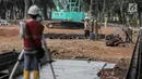 Pekerja menyelesaikan proyek pembangunan mass rapid transit (MRT) fase II rute Bundaran HI-Kota di Taman Monumen Nasional (Monas), Jakarta, Selasa (2/7/2019). Biaya yang akan dihabiskan dalam pembangunan MRT fase II akan jauh lebih besar dibanding fase I. (Liputan6.com/Faizal Fanani)