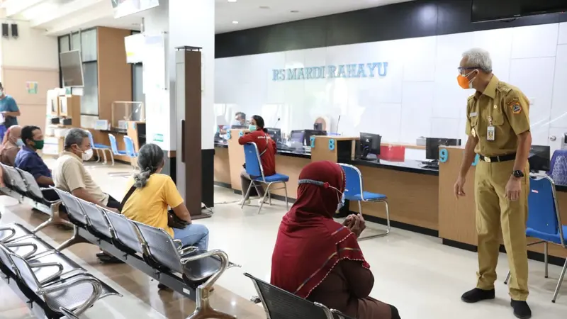 Gubernur Ganjar Pranowo melakukan pengecekan penanganan Covid-19 di RSUD Dr Loekmono Hadi, Kudus, Senin (31/5). (Foto: Liputan6.com/Felek Wahyu)