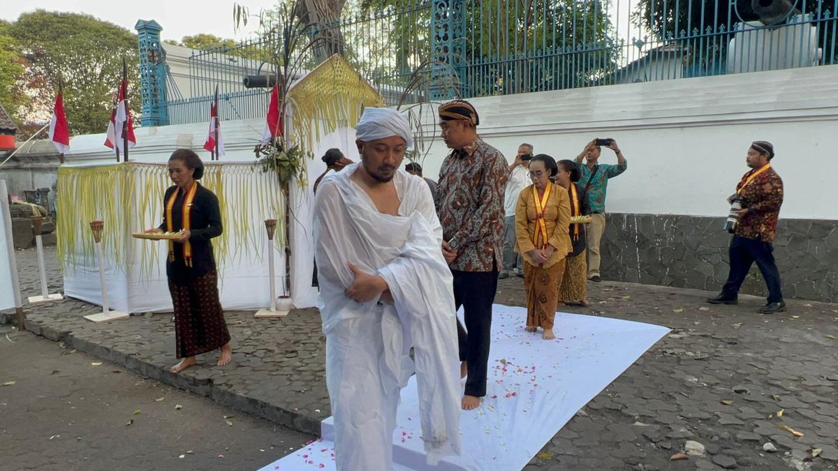 Keraton Kasunanan Surakarta Hadiningrat menggelar rangkaian adat secara lengkap untuk Sahandhap Sampeyan Dalem Ingkang Sinuhun Kangjeng Susuhunan