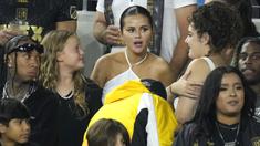 Selebritas Selena Gomez (tengah) dan rapper Tyga (kiri) terlihat saat menyaksikan laga lanjutan Major League Soccer (MLS) antara Los Angeles FC melawan Inter Miami di Stadion BMO, Senin (04/09/2023) WIB. (AP Photo/Mark J. Terrill)