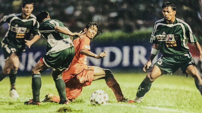 Suasana pertandingan antara Persebaya Surabaya kontra Persija Jakarta di Liga Indonesia 2004. (Dok. Buku Gue Persija)