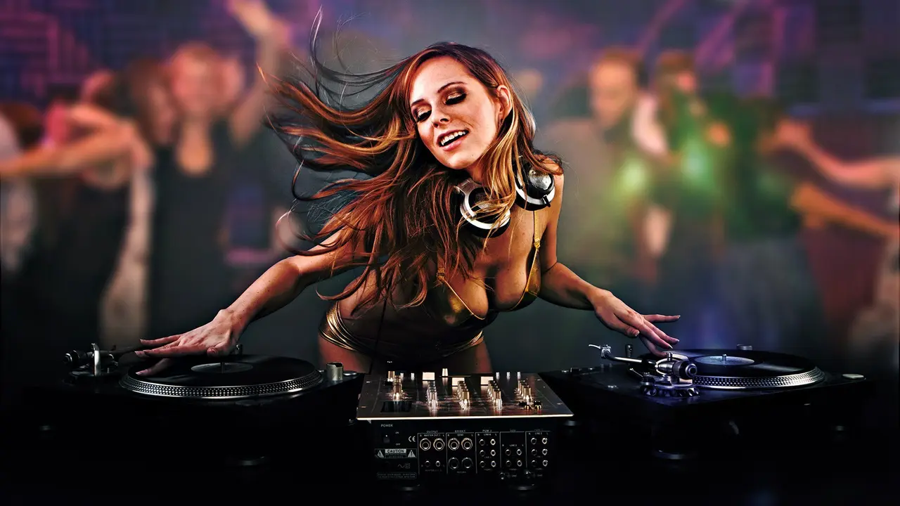 10 DJ Seksi Ini Mampu Panaskan Malam Anda