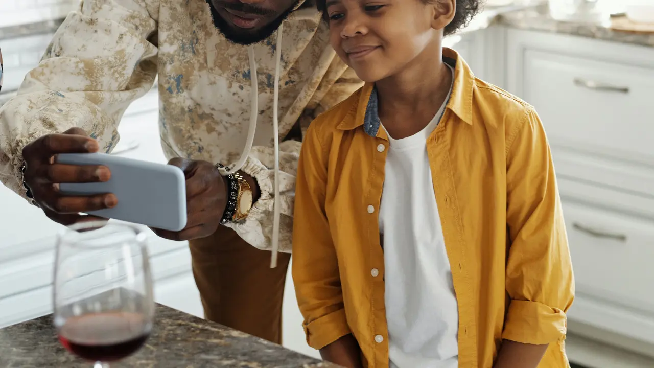 Ilustrasi anak dan smartphone | August de Richelieu dari Pexels