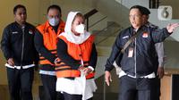 Wali Kota Semarang, Hevearita Gunaryanti Rahayu alias Mbak Ita (ketiga kiri) dan suaminya yang menjabat sebagai Ketua Komisi D DPRD Provinsi Jawa Tengah, Alwin Basri (kedua kiri) diborgol serta mengenakan rompi tahanan usai menjalani pemeriksaan di Gedung Merah Putih Komisi Pemberantasan Korupsi (KPK), Jakarta, Rabu, (19/2/2025). (Liputan6.com/Herman Zakharia)