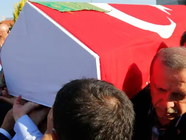 Presiden Turki, Recep Tayyip Erdogan ikut membawa peti jenazah korban upaya kudeta militer yang dilakukan terhadapnya, di Istanbul, Minggu (17/7). Perlawanan terhadap kudeta militer Turki pada Jumat kemarin menewaskan 265 orang. (REUTERS/Murad Sezer)