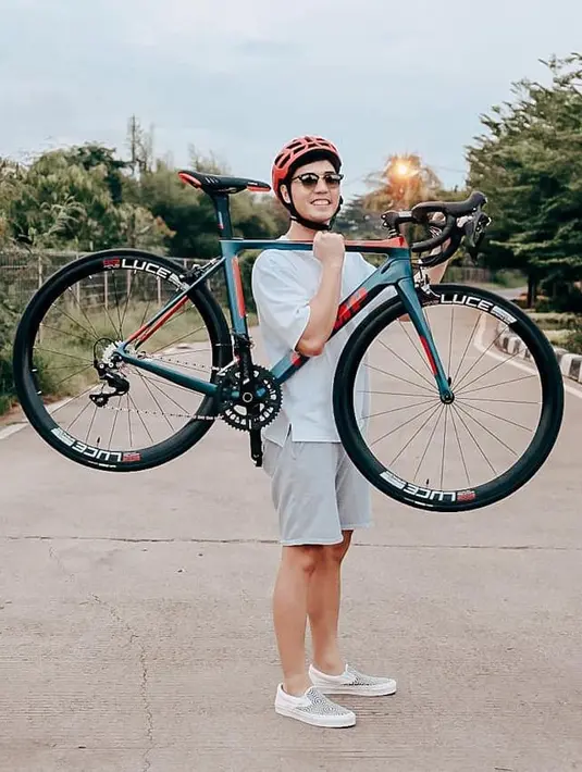 Diakui Rizky Kinos bahwa awal mula ia gowes lantaran bentuk pelariannya akan merindukan olahraga sepak bola yang tak bisa dilakukan selama pandemi. Namun akhirnya ia malah nyaman dan ketagihan untuk gowes terus. (Instagram/kinosnoski)