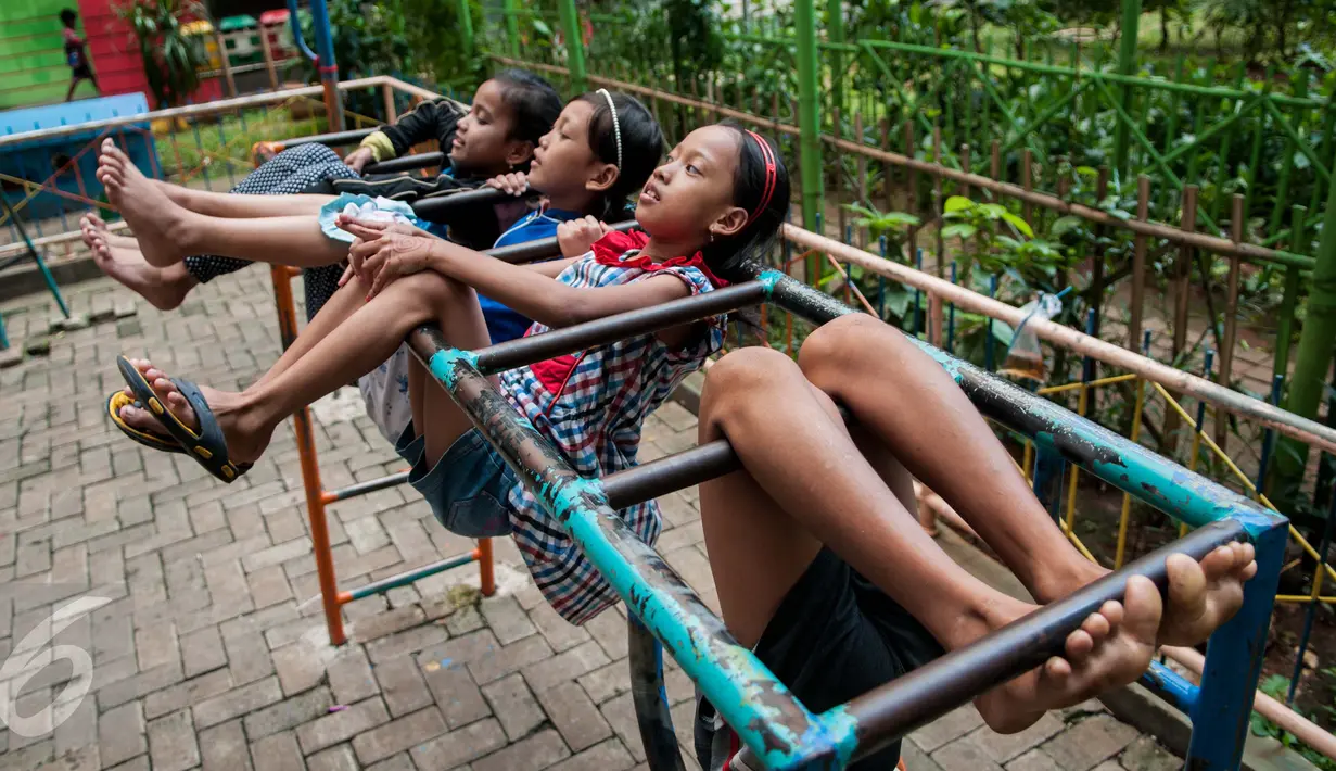 Anak-anak bermain di sekitar taman Rumah Susun Tambora, Jakarta, Jumat (17/2). Untuk pembangungan tersebut Pemprov DKI akan segera berkoordinasi dengan Perumnas. (Liputan6.com/Gempur M. Surya)