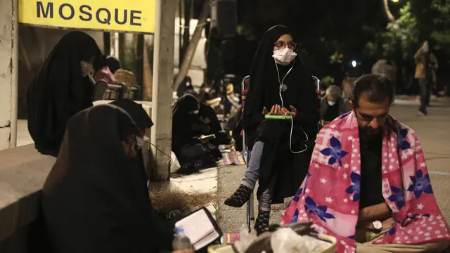 FOTO: Antusiasme Warga Iran Berburu Malam Lailatul Qadar