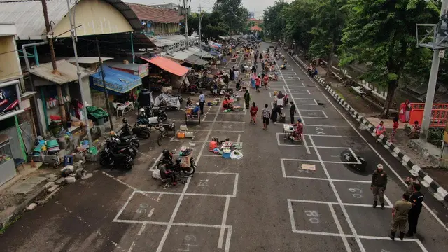 Potret physical distancing di Pasar Pegirian Surabaya. (Sumber: Twitter/BanggaSurabaya)