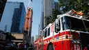 Rekaman video dramatis yang diposting di media sosial menunjukkan lengan crane tersebut menabrak sebuah gedung pencakar langit di seberang jalan ketika para penduduk berlarian menyelamatkan diri untuk menghindari reruntuhan yang jatuh. (Kena Betancur / AFP)