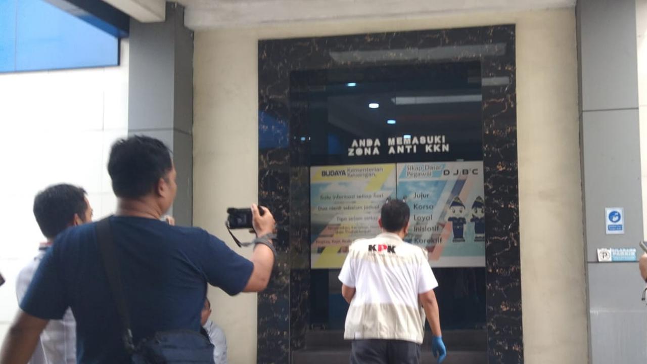 KPK Geledah Kantor Bea Cukai Kudus