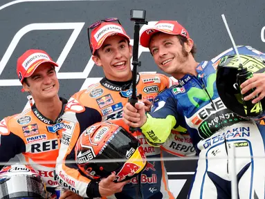 Pebalap Repsol Honda, Marc Marquez mencetak hattrick di MotoGP Jerman setelah finis pertama di Sirkuit Sachsenring, Minggu (12/7/2015) malam WIB. Sebelumnya, Marquez juga menjadi kampiun di Jerman pada tahun 2013 dan 2014.  (AP Photo/Jens Meyer)