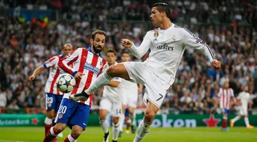 Duel panas terjadi di leg kedua perempat final Liga Champions antara Real Madrid dengan Atletico Madrid di Santiago Bernabeu Stadium, Kamis (23/4/2015). Real Madrid menang 1-0 atas Atletico Madrid. (Reuters/Juan Medina )